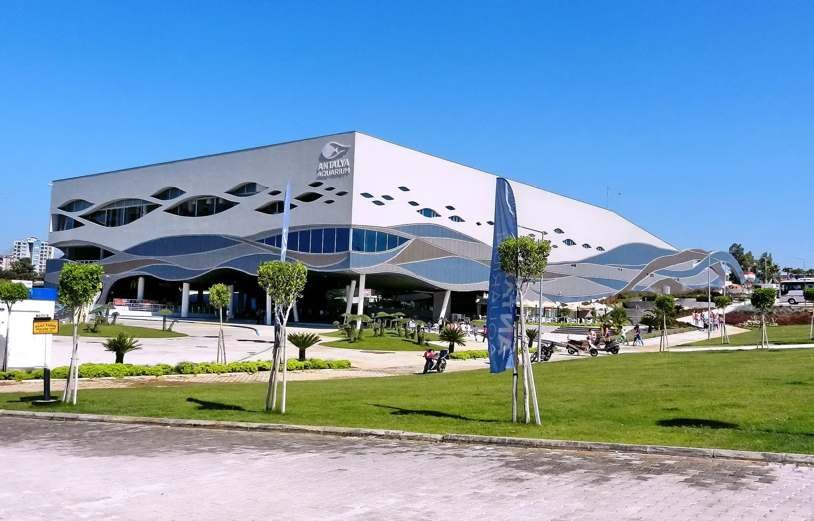 Het gebouw van het Antalya Aquarium in Konyaaltı