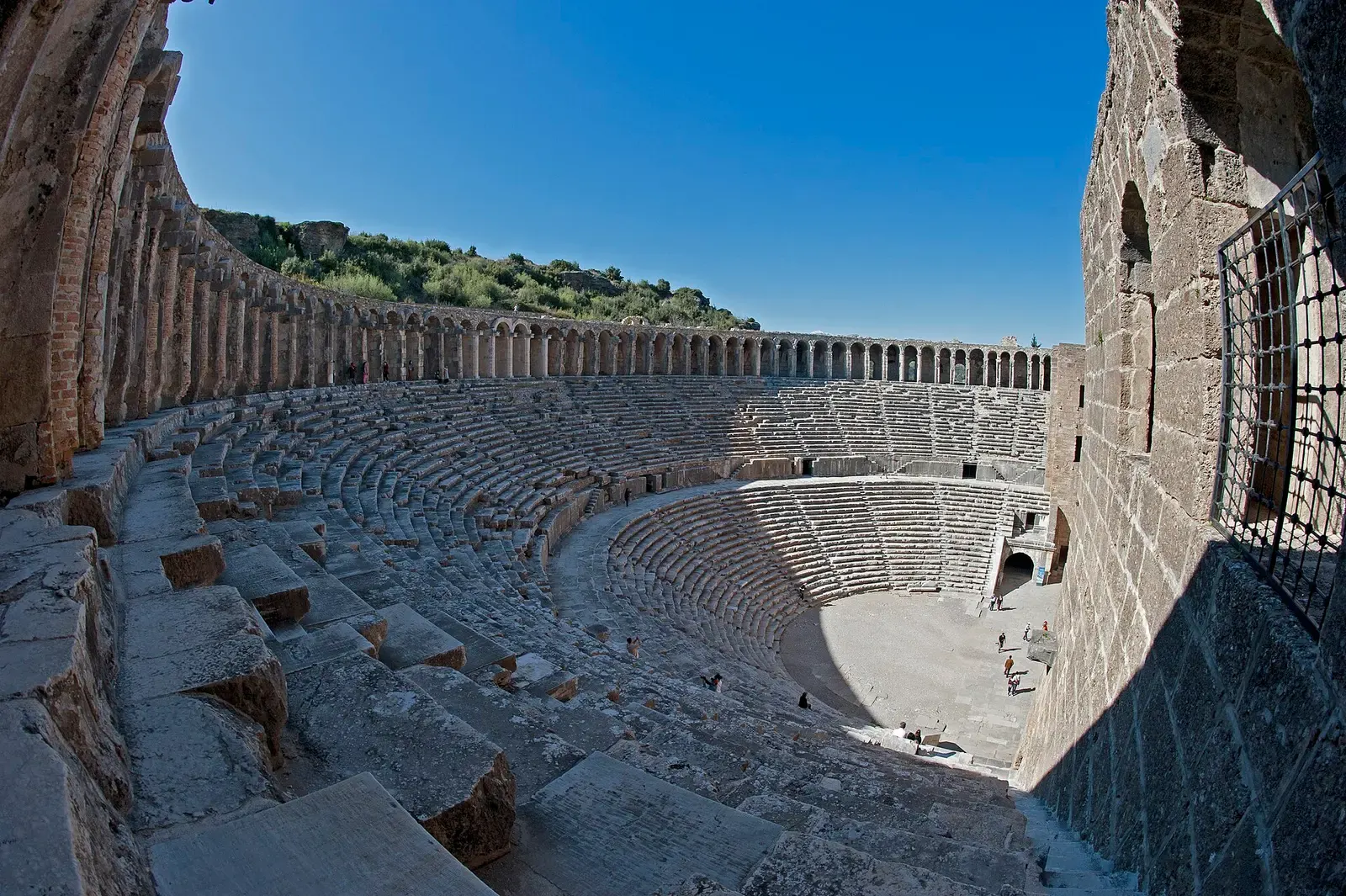 De bovenste galerij met bogen rond de tribune van het theater van Aspendos