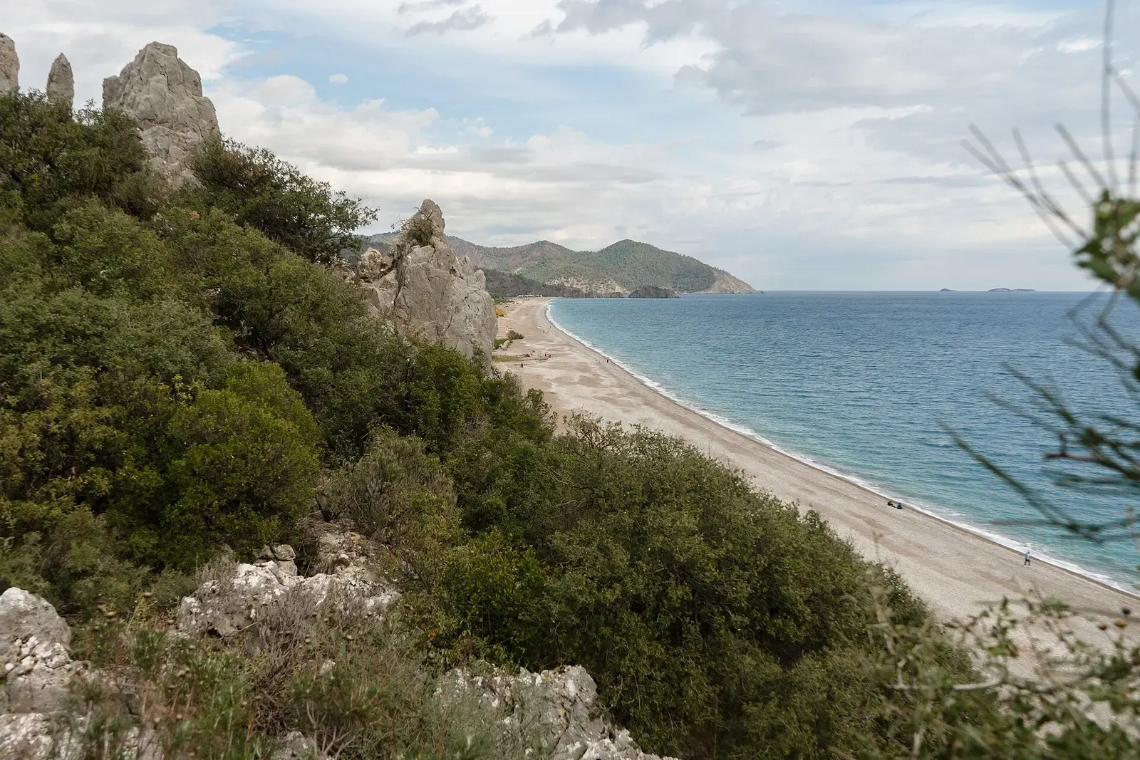 Het lange strand van Çıralı gezien vanaf de heuvel bij Olympos