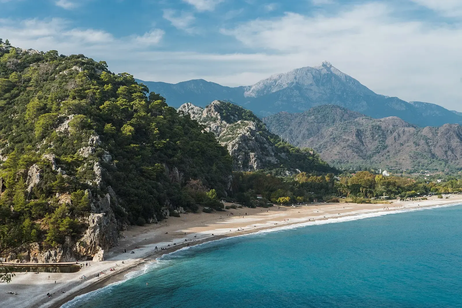 De baai van Çıralı met de Tahtalı Dağı op de achtergrond