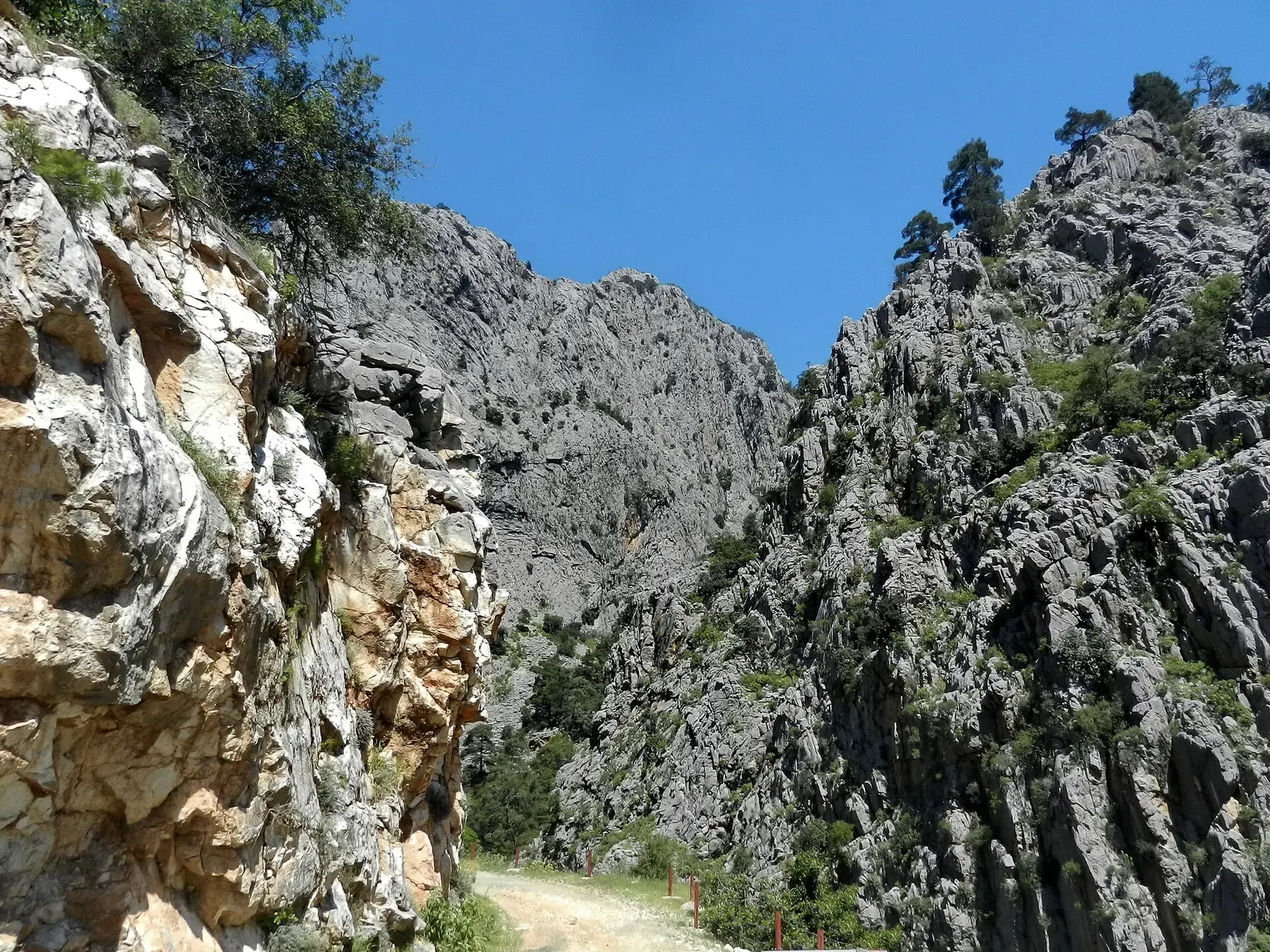 Het pad tussen hoge grijze rotswanden in de Göynük kanyon