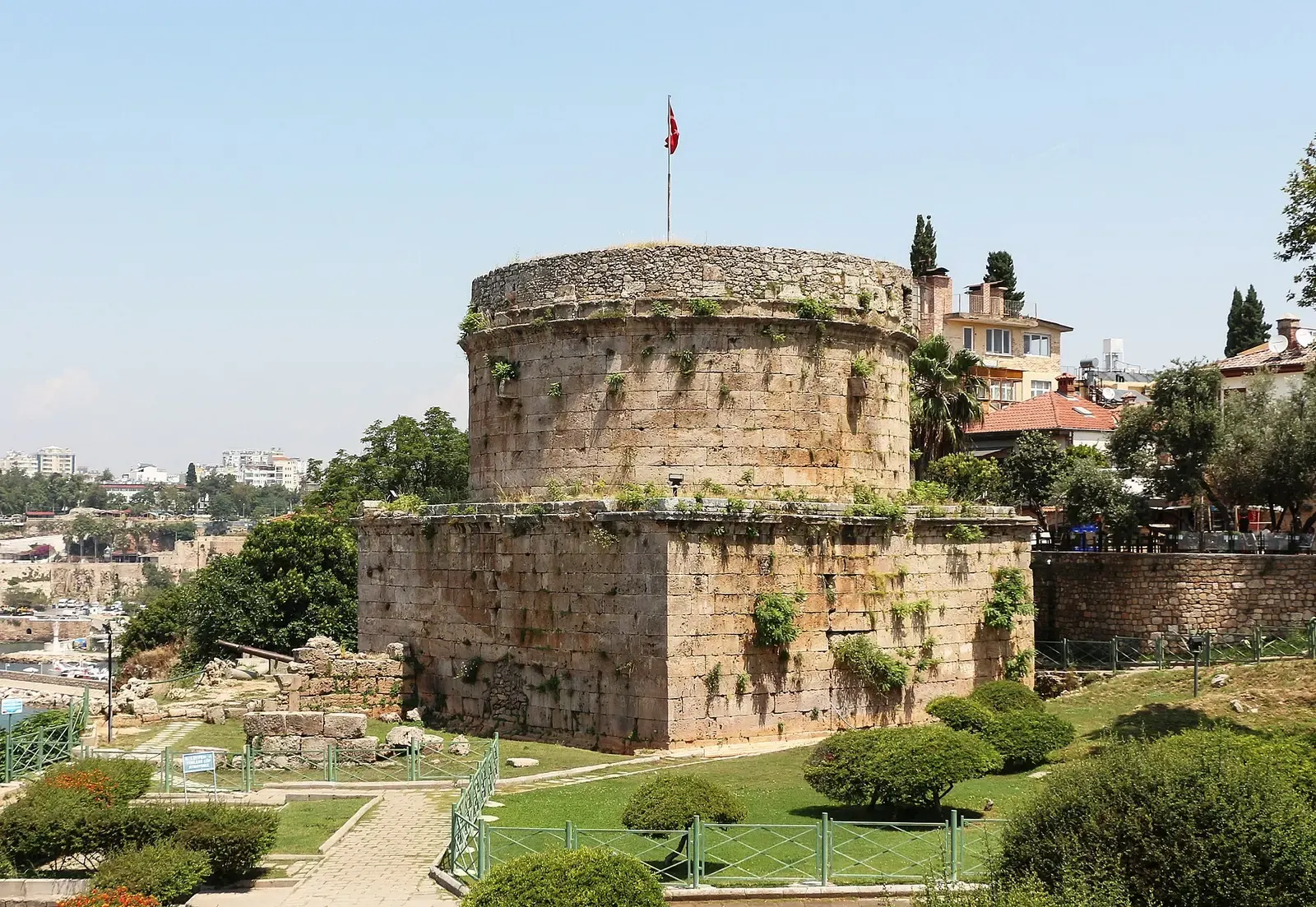 De ronde Hıdırlık-toren op zijn vierkante onderbouw in Antalya