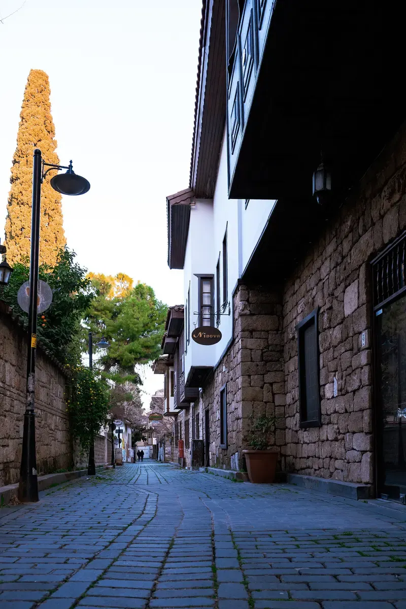Een rustig straatje met kinderkopjes tussen historische huizen in Kaleiçi