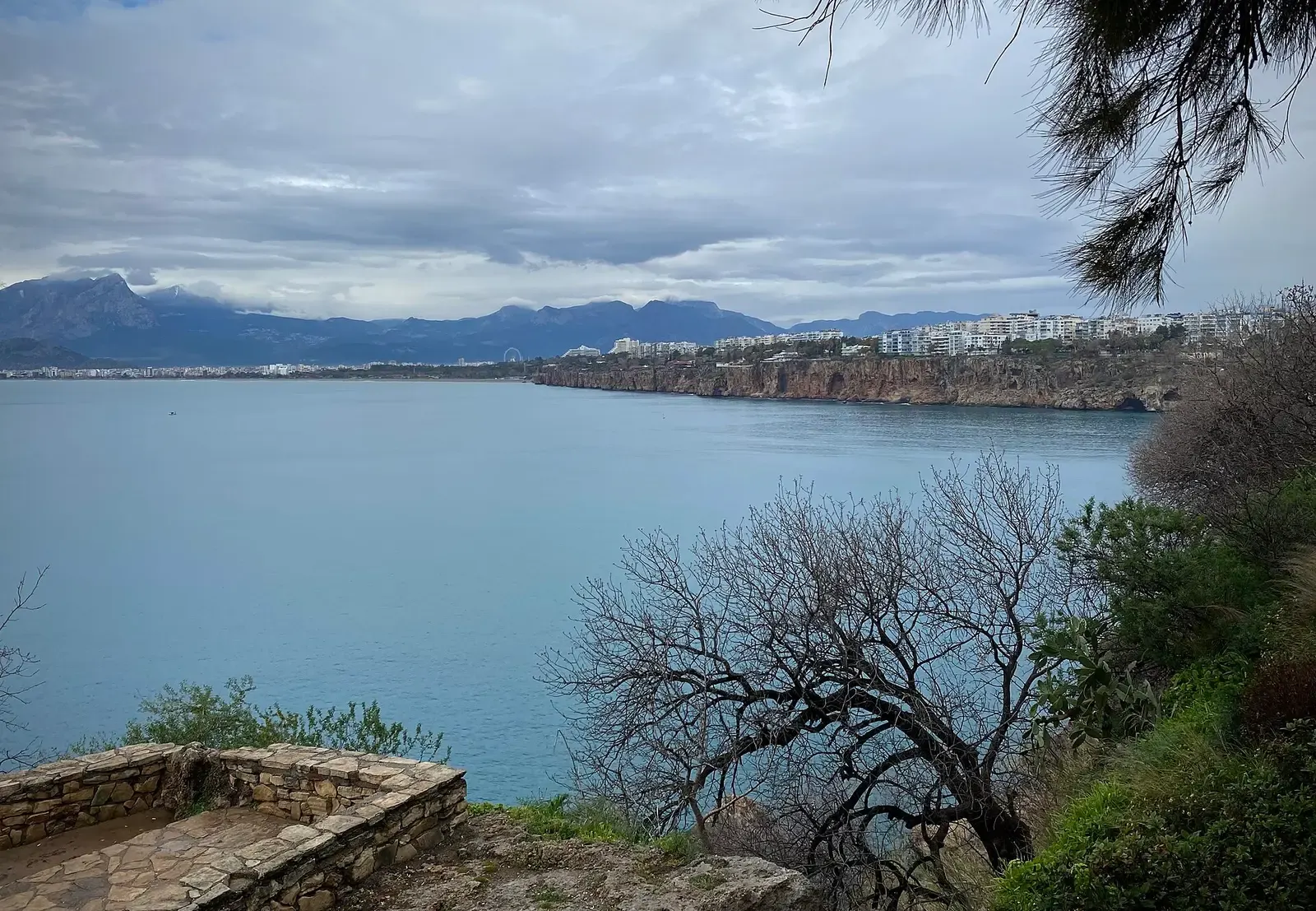 Uitzicht vanuit het Karaalioğlu-park over de baai van Antalya
