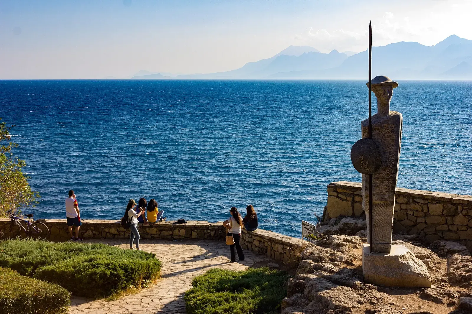Een beeld op het uitzichtterras van het Karaalioğlu-park met de zee en de bergen