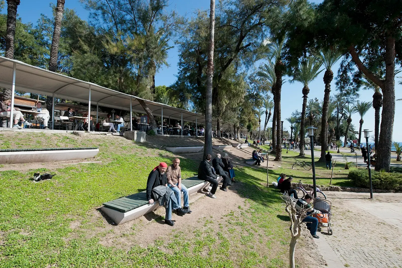 Bankjes en palmen in het Karaalioğlu-park in Antalya