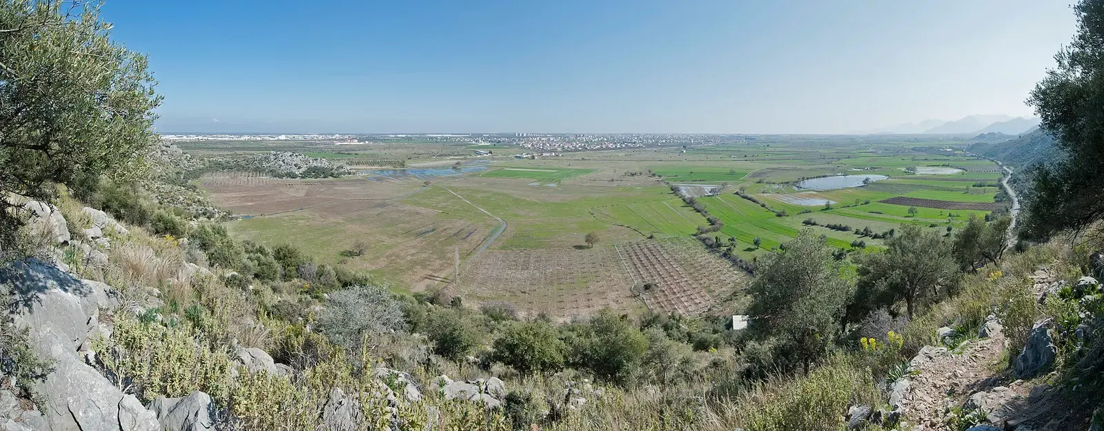 Uitzicht vanaf de Karain grot over de vlakte bij Antalya