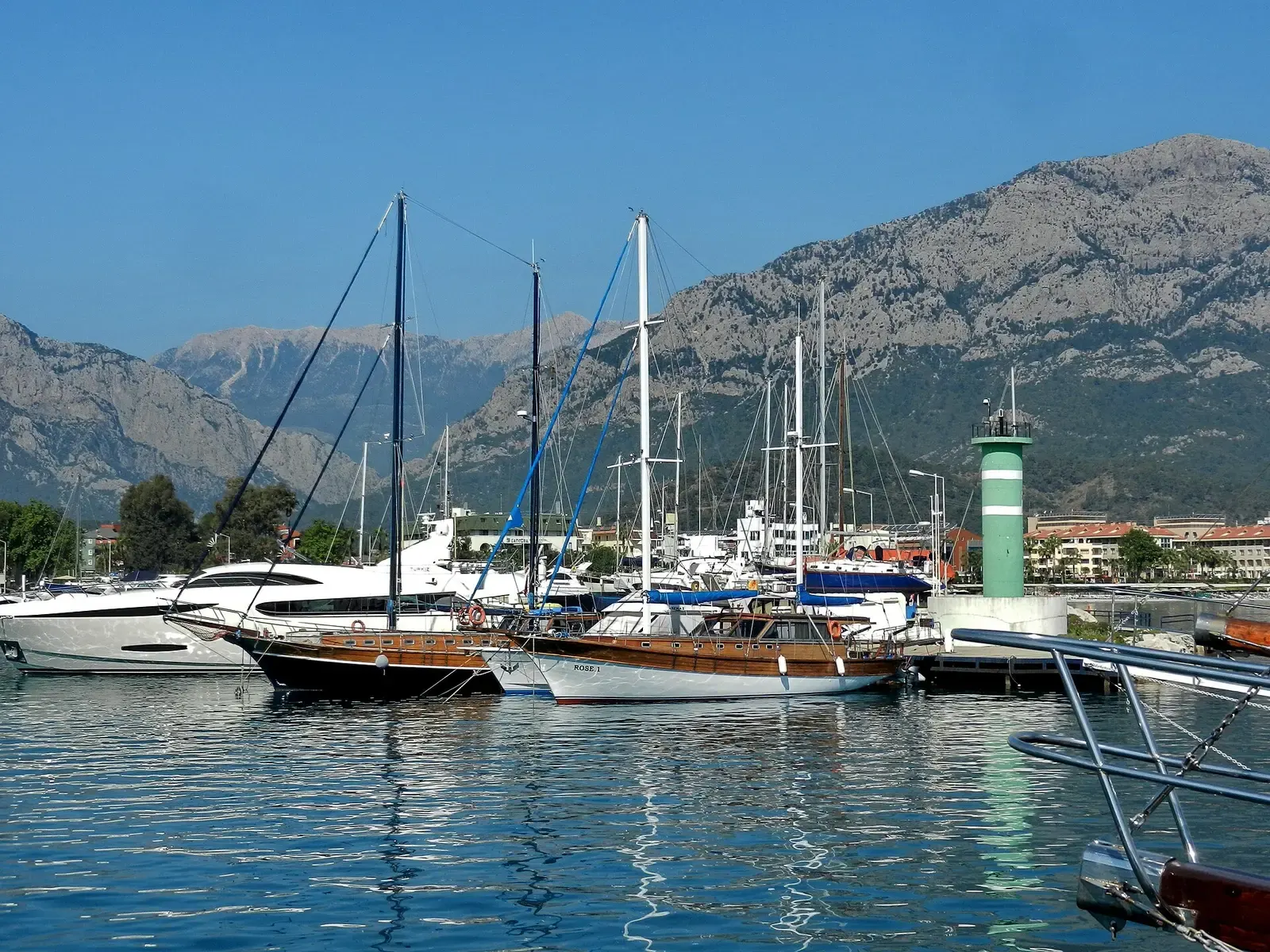 Zeilboten aan de steigers van de jachthaven van Kemer