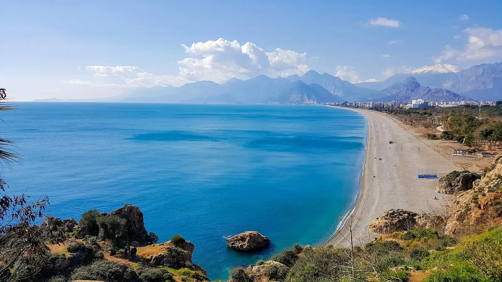 Het lange strand van Konyaaltı gezien vanaf de kliffen van Antalya