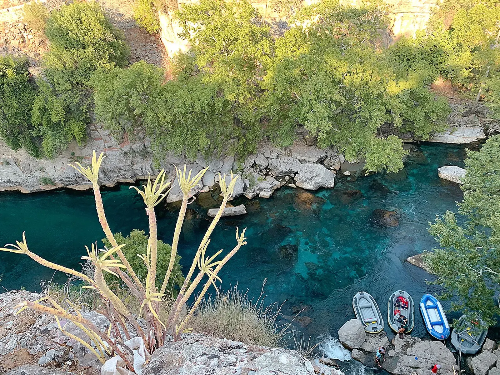 Raftboten aan de oever van de heldere rivier in Köprülü Kanyon