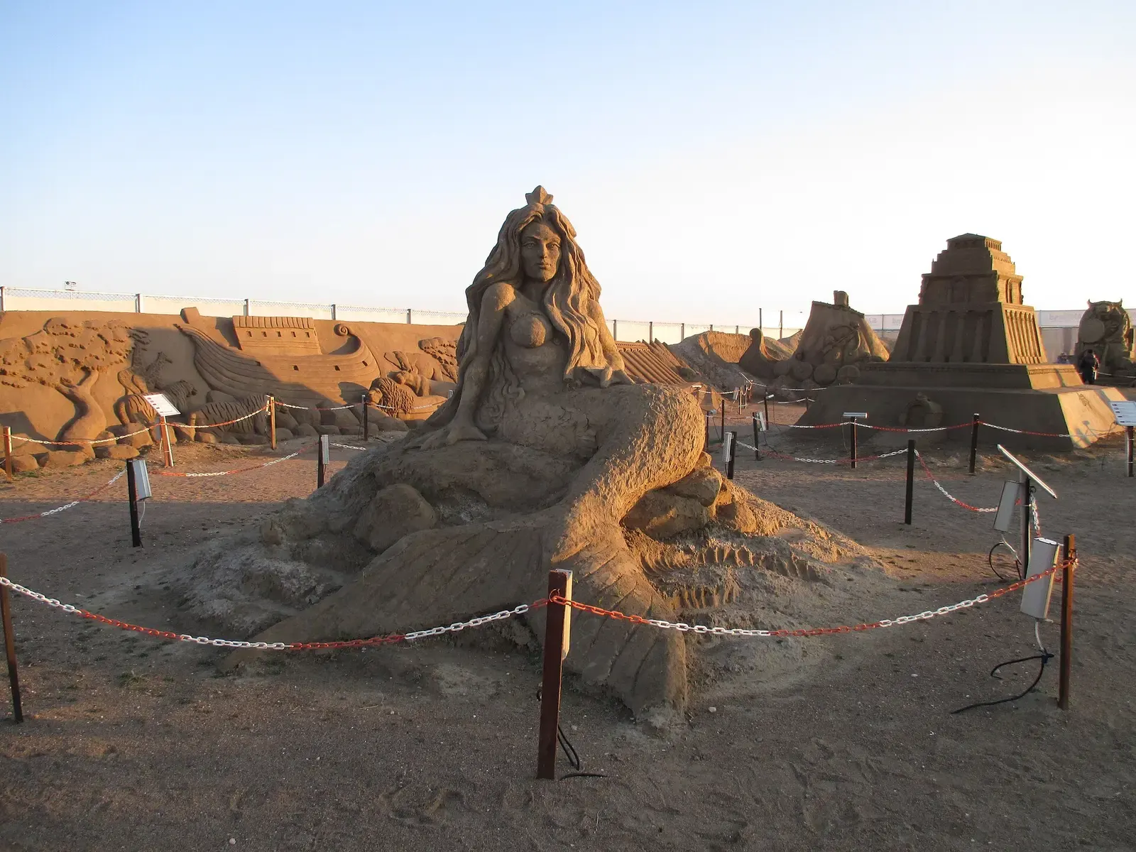 Zandsculpturen op het festival Sandland in Lara