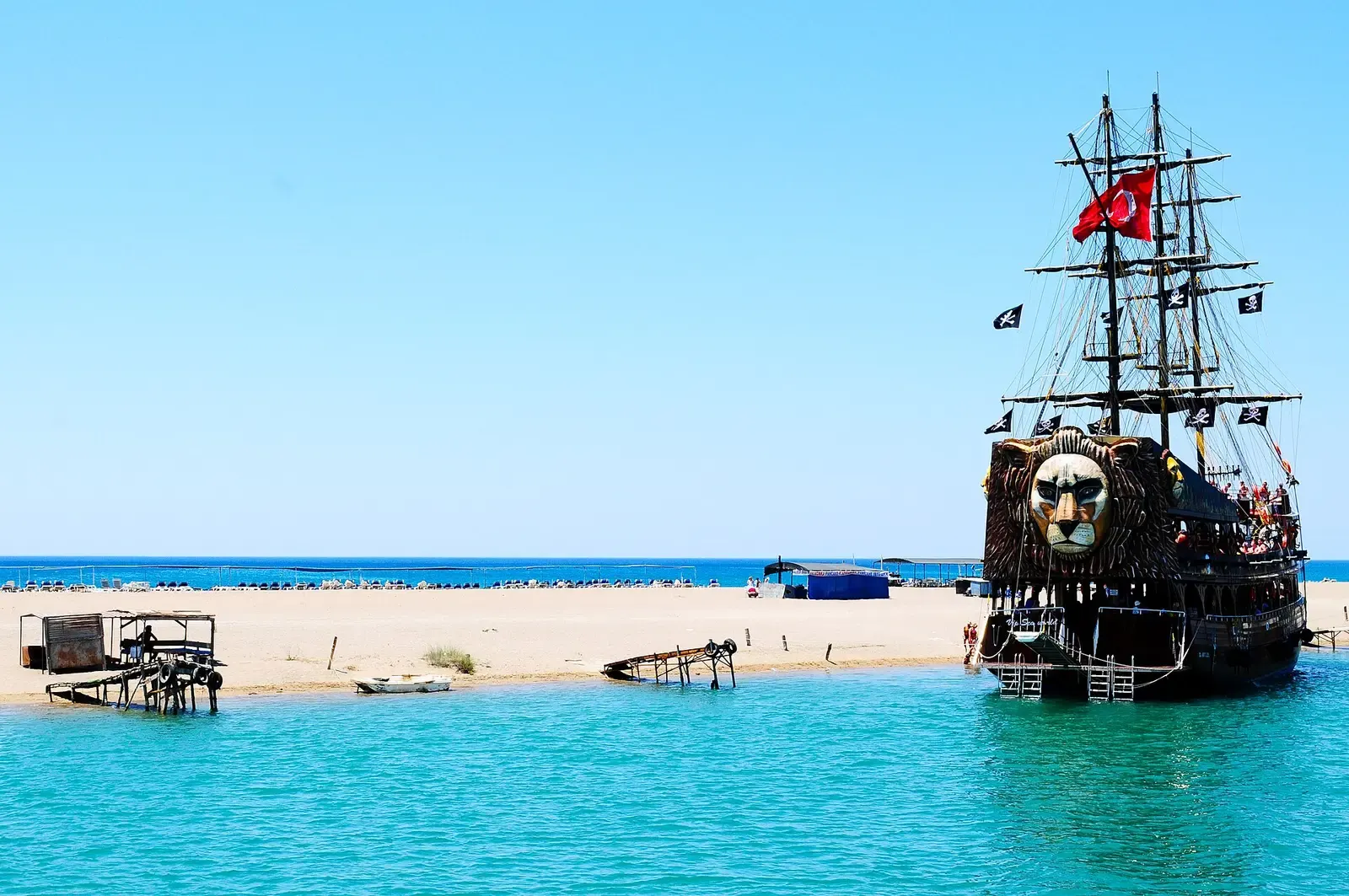 Een piratenboot bij de zandbank waar de Manavgat rivier in zee uitmondt
