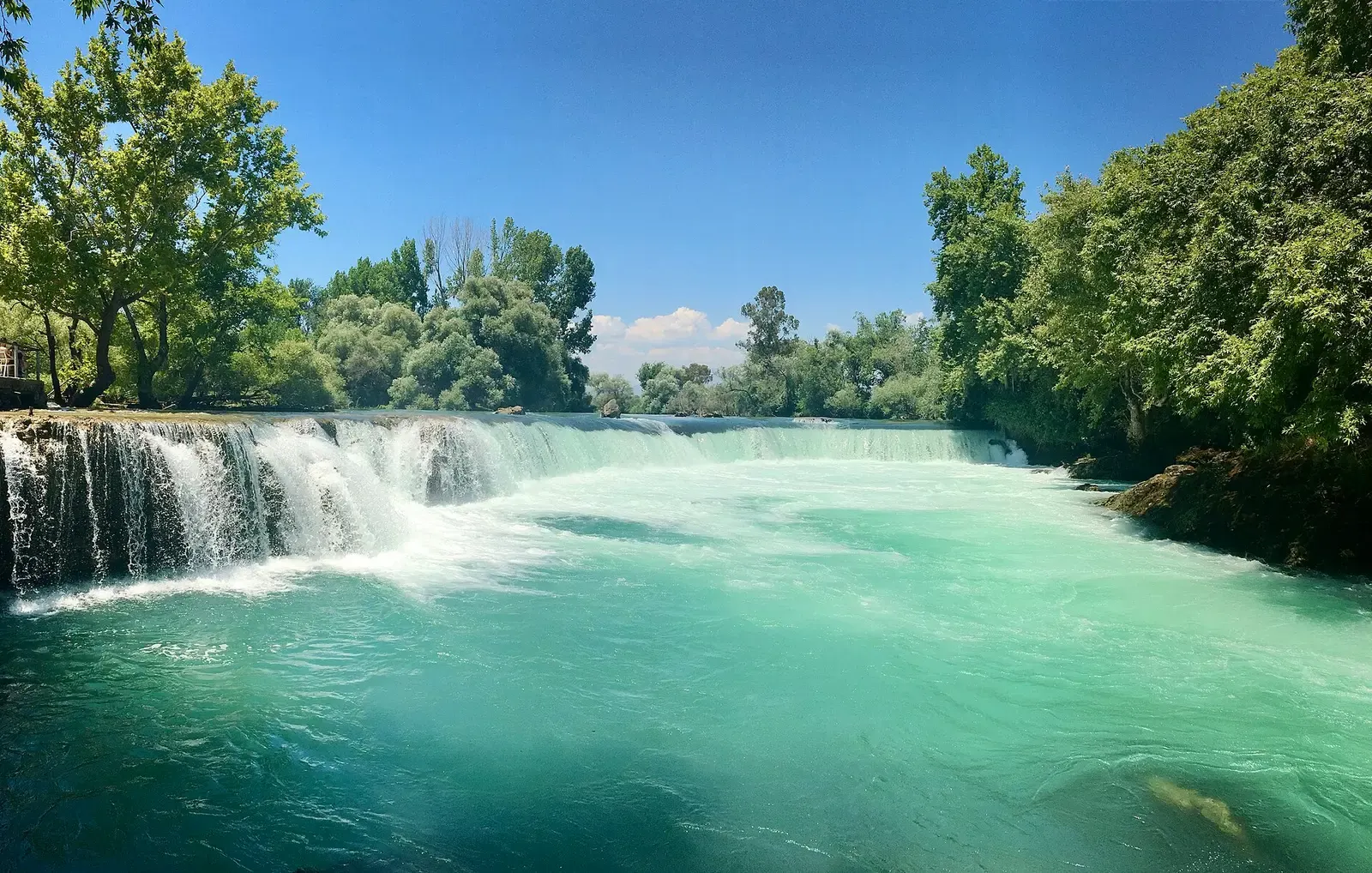 De volle breedte van de lage Manavgat waterval tussen de bomen
