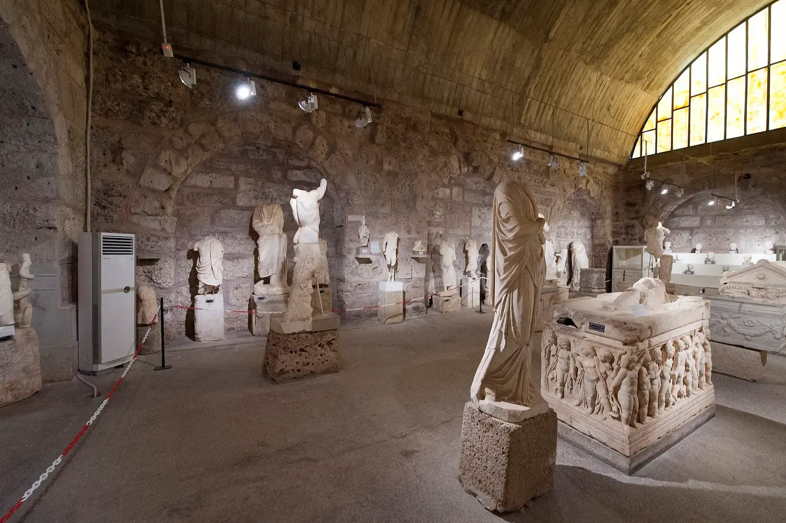 Een gewelfde zaal in het Museum van Side met marmeren beelden en een sarcofaag