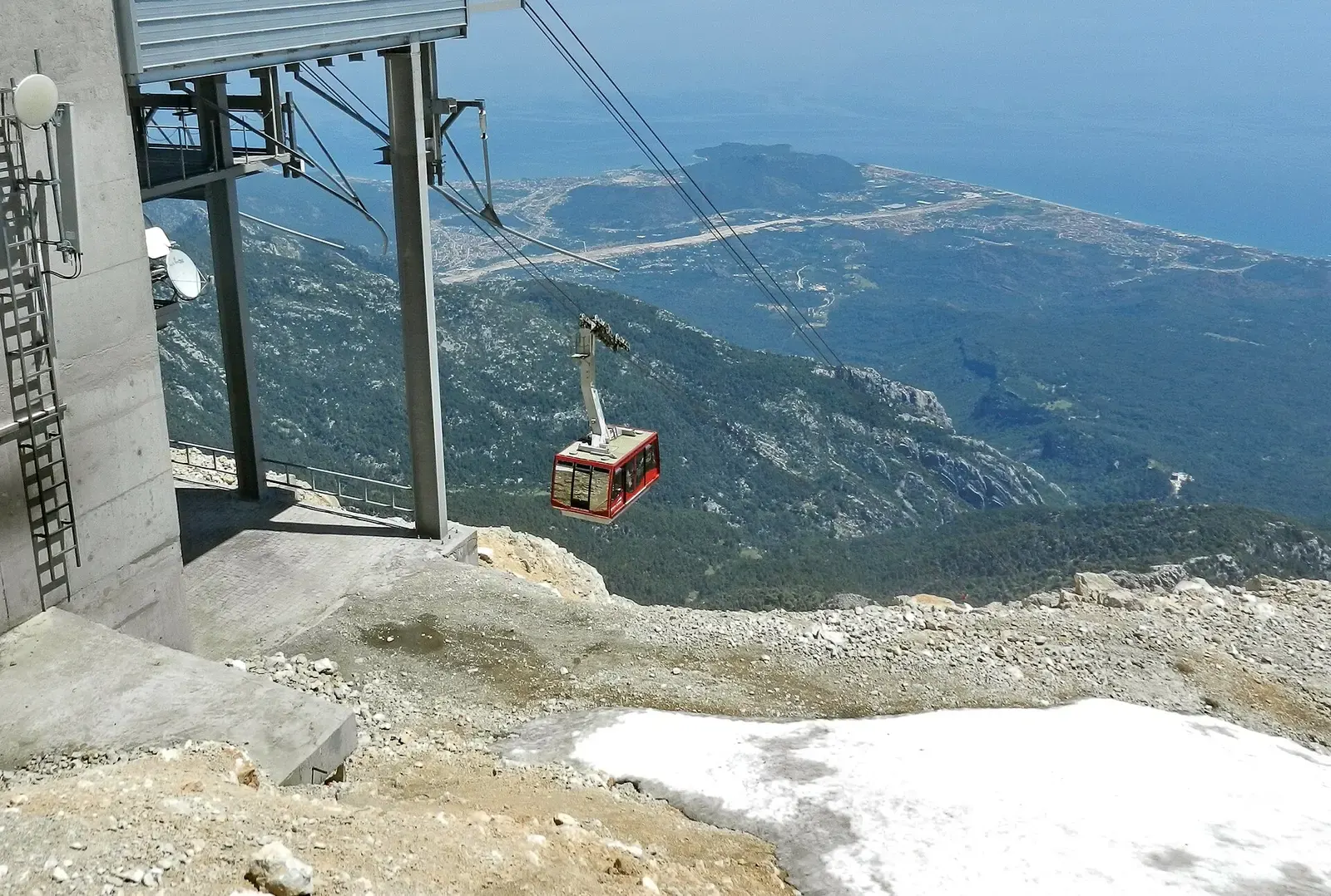 De cabine van de kabelbaan nadert het bergstation op de Tahtalı Dağı, met de kust in de verte