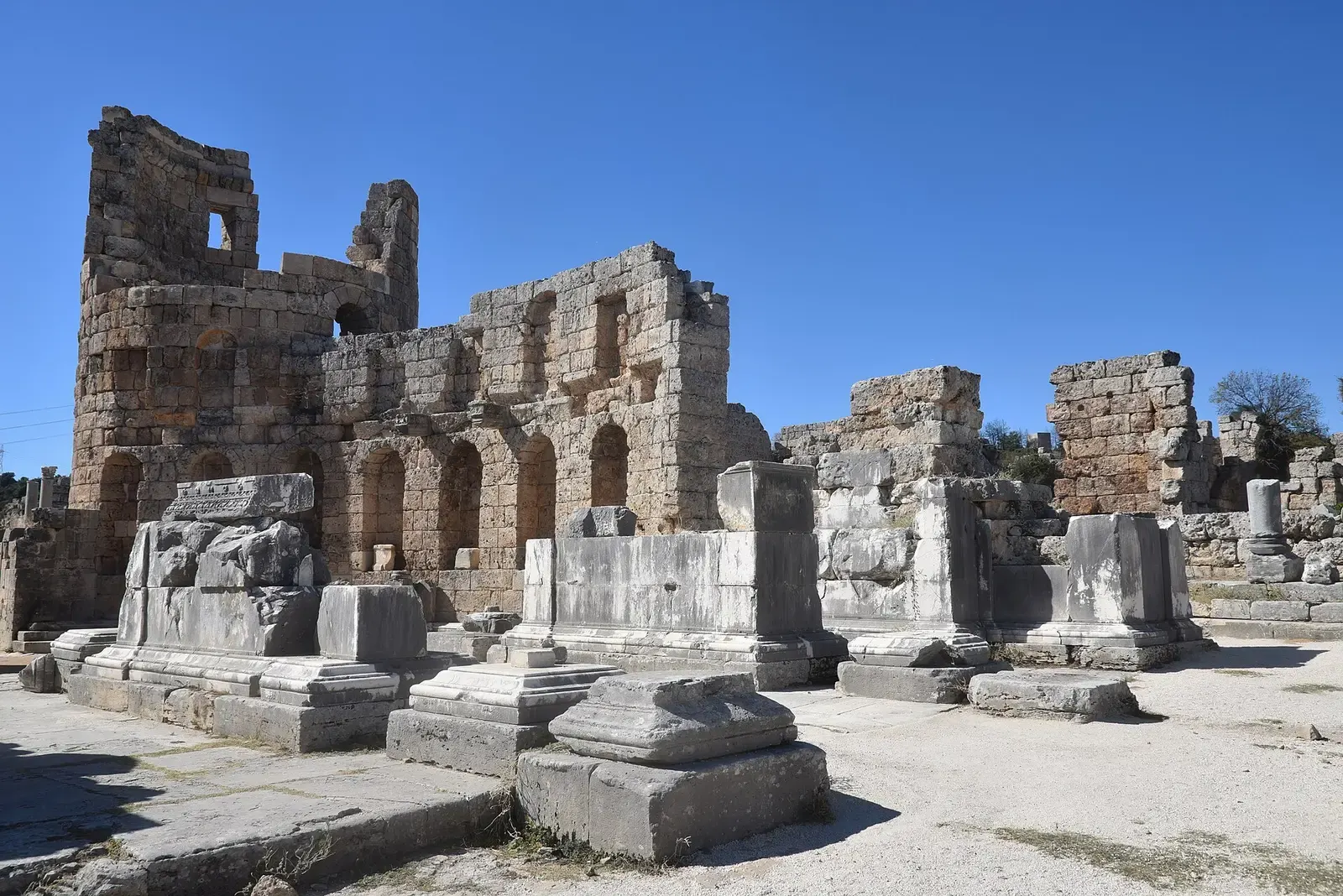 Resten van het monumentale poortcomplex van Plancia Magna in Perge