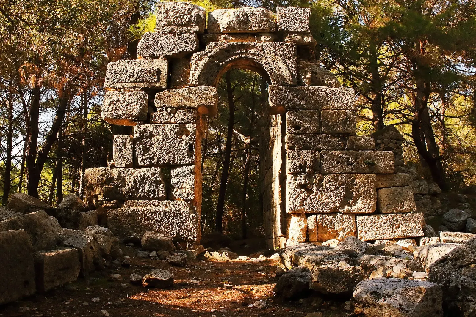 Een stenen poort met boog in de ruines van Phaselis bij Tekirova