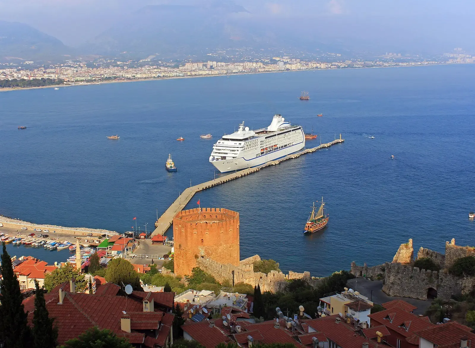 Uitzicht van boven op de Rode Toren, de haven en de baai van Alanya