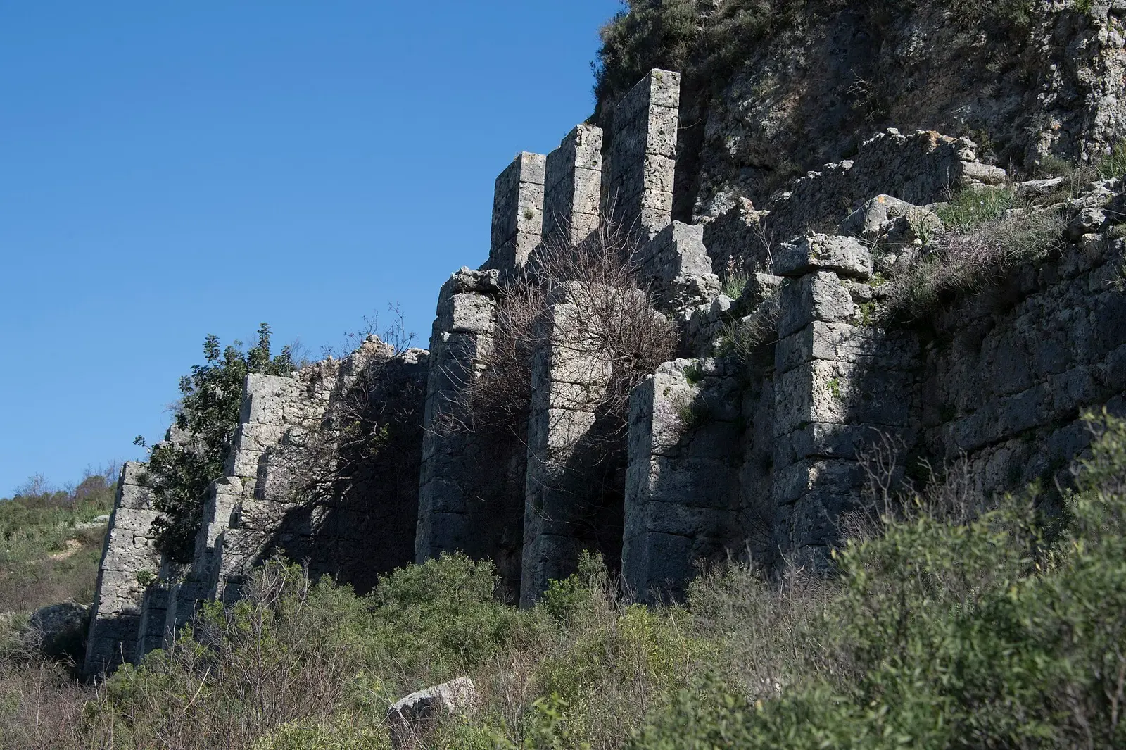 Stenen stadsmuren van Sillyon op de heuvel